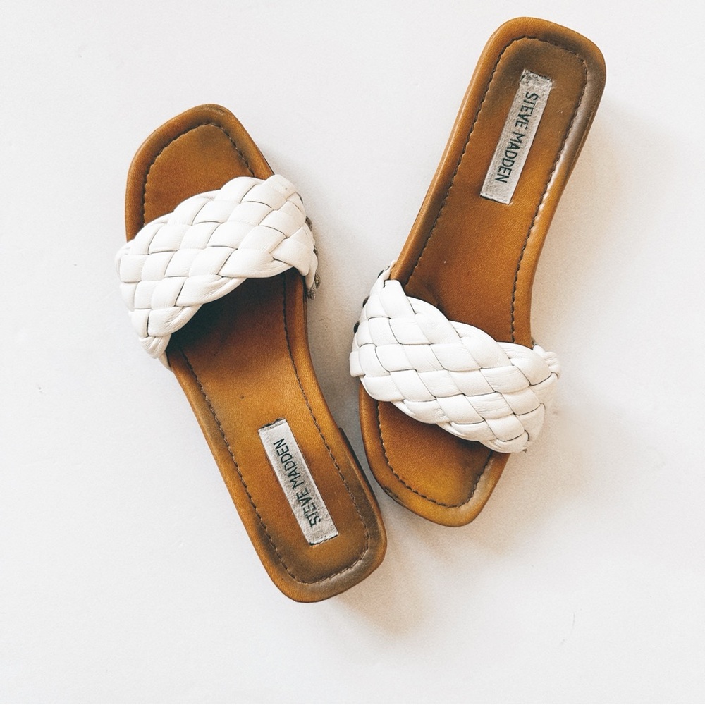 STEVE MADDEN > White Braided Slide Sandals